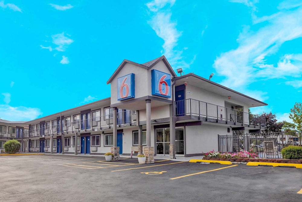 Motel6 Oshkosh, WI 55/67