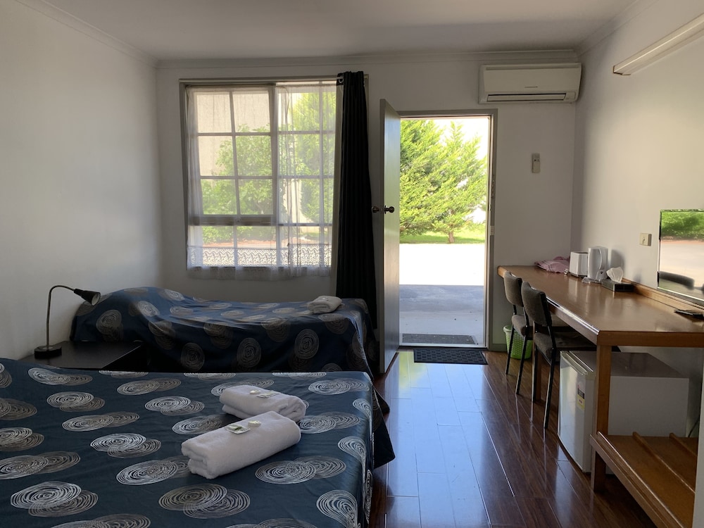 Beaconsfield Lodge Motel 48/66