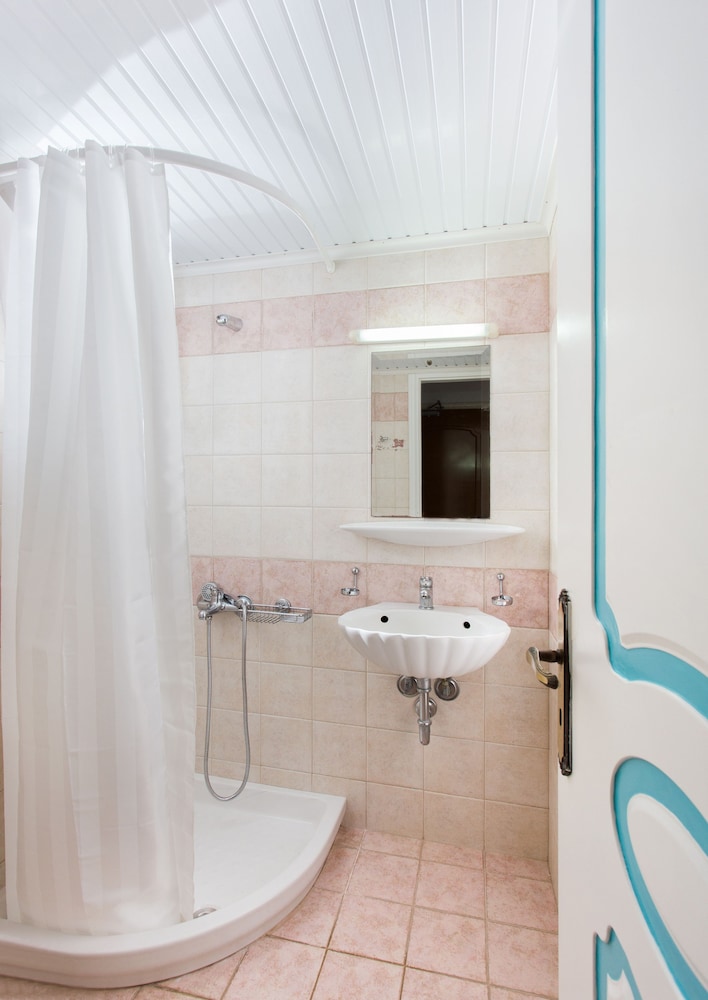Iris Beach Hotel 40/41