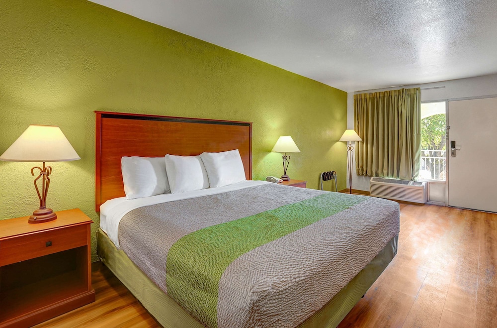Econo Lodge Sonora, TX 31/60