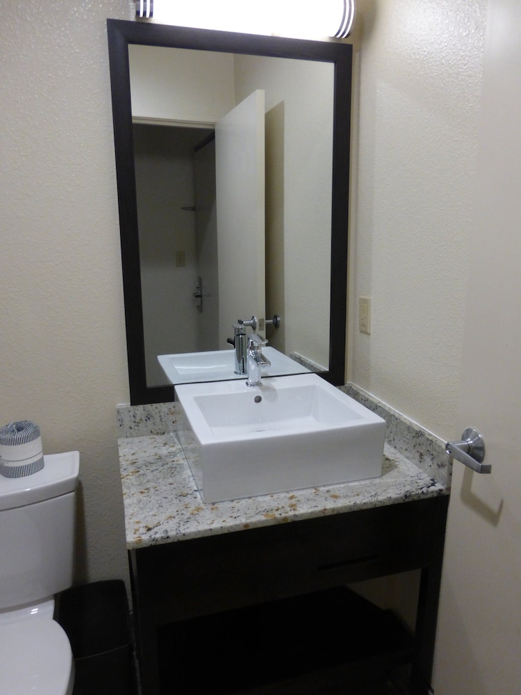 Red Roof Inn Hayward 8/11