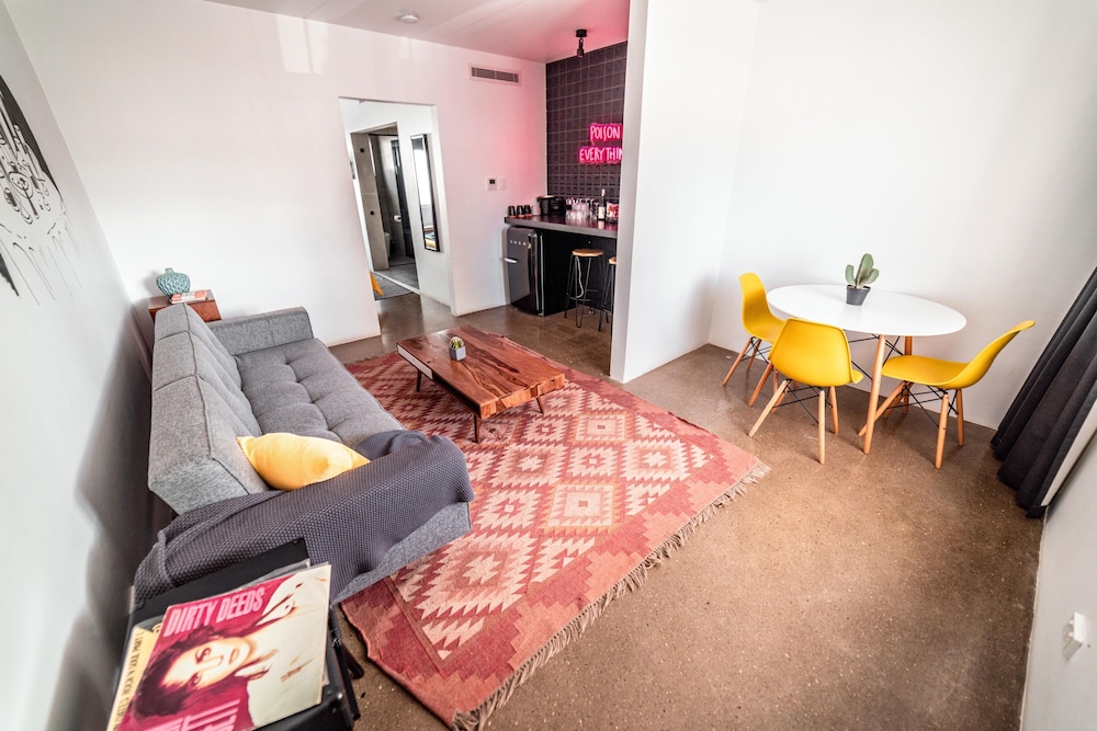 The Pink Hotel Coolangatta 28/50