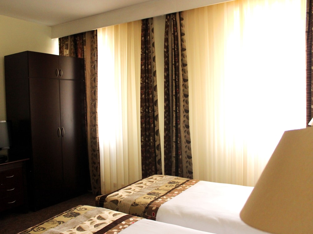 EUROPE HOTEL 24/55
