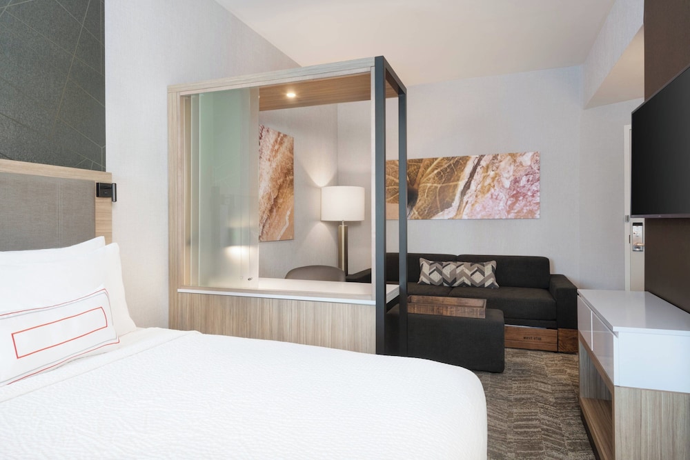 Suite, King Bed, Trundle Bed