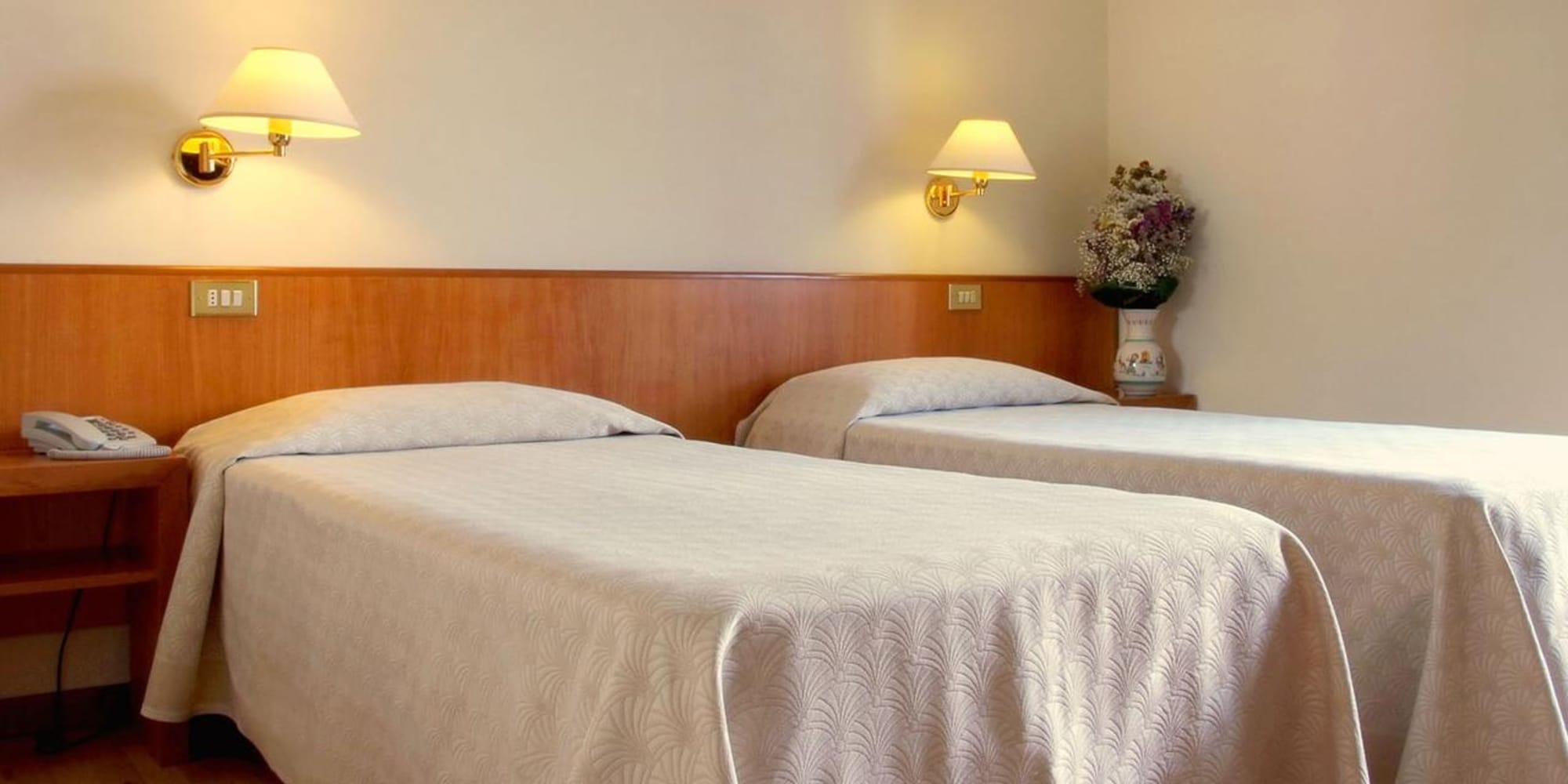 ROOM, TWIN BEDS