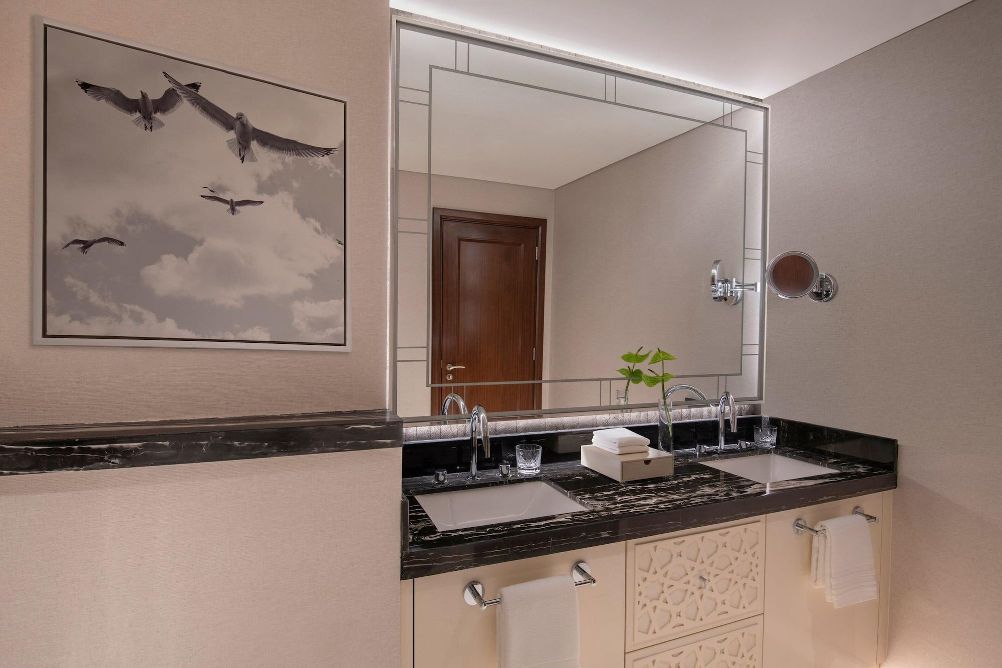 غرفة بسرير مزدوج بغرفتي نوم، The St. Regis Marsa Arabia Island, The Pearl Qatar 4/10