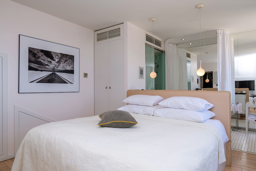 Riva Luxury Suites 12/50