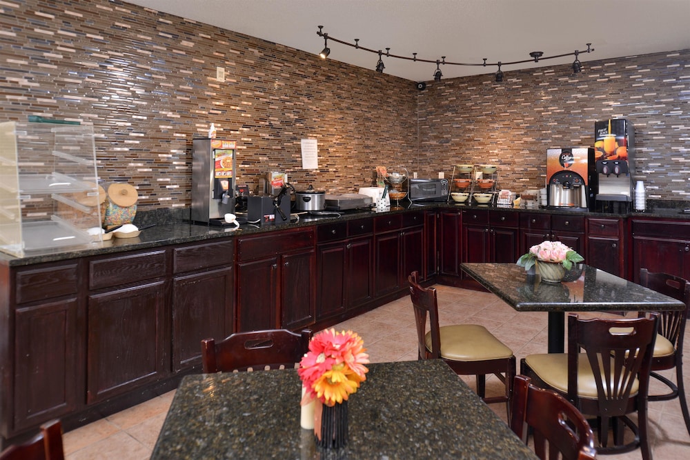 Douglas Inn And Suites 31/41