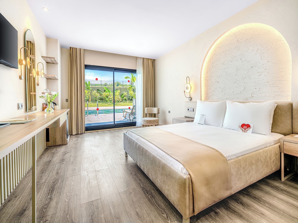 Swim Up, Family Suite, Double and Twin Beds