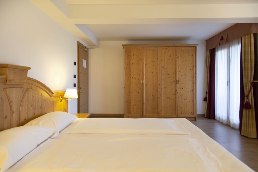 GOLF HOTEL 23/76