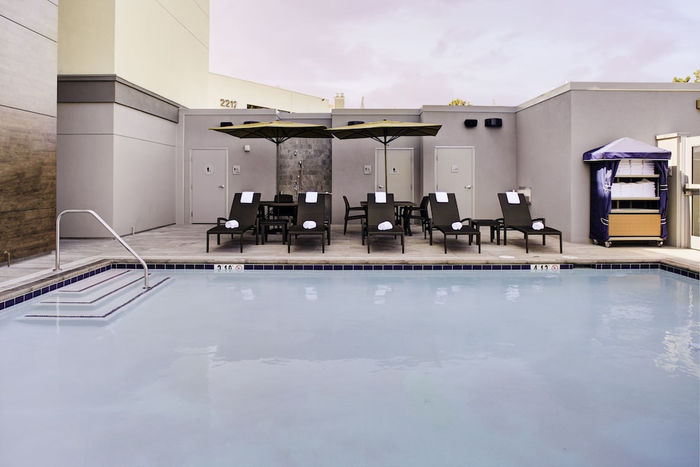 Hampton Inn and Suites Irvine Orange County Airport 7/52