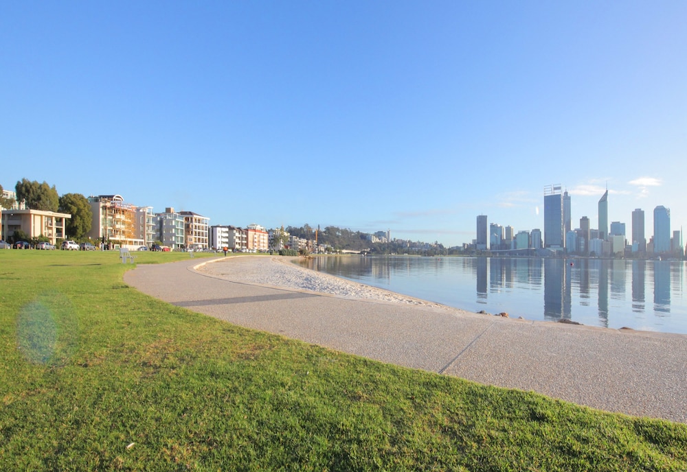 The Peninsula Riverside Serviced Apartments 66/73