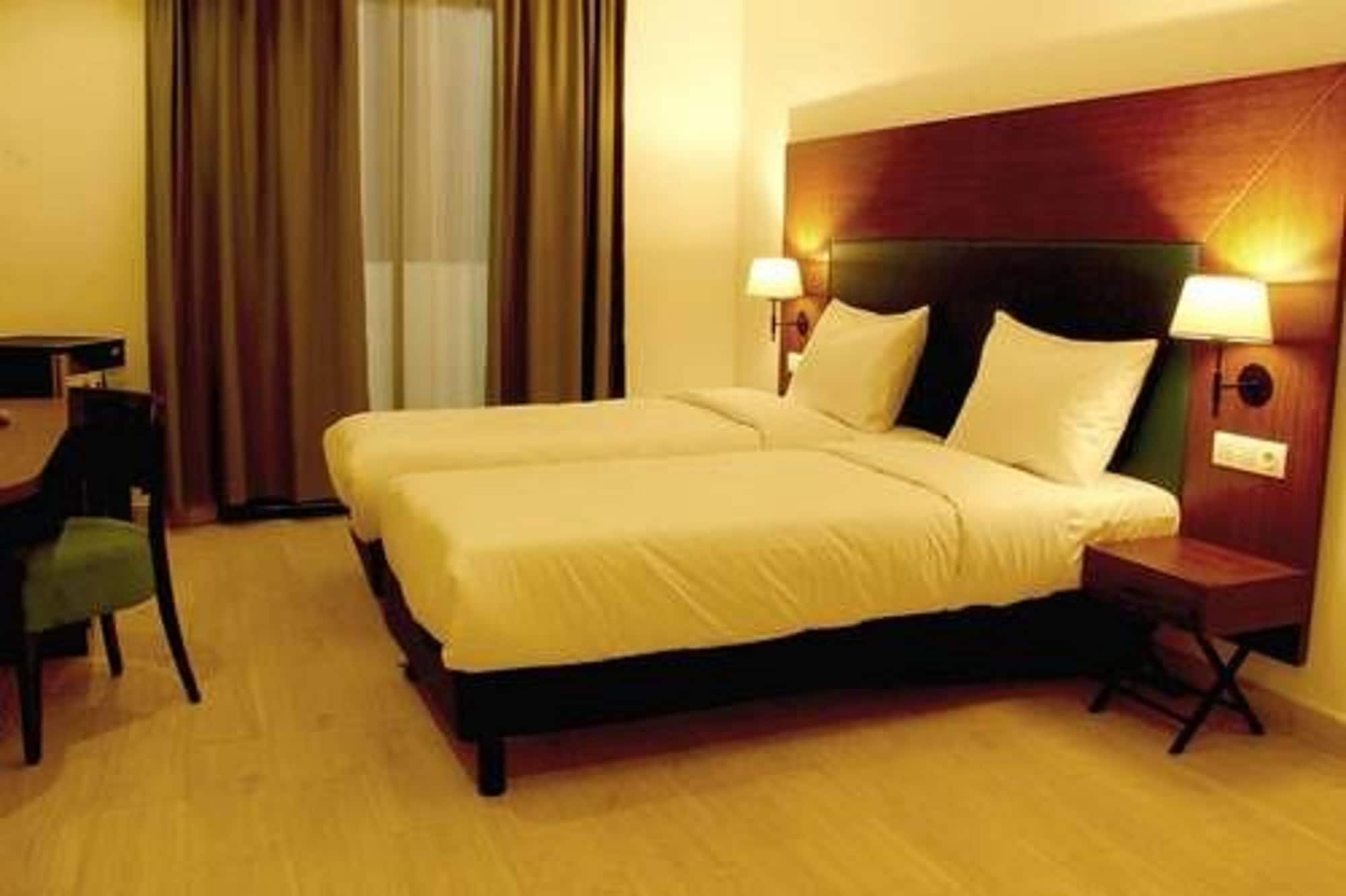 ROOM, DOUBLE BED