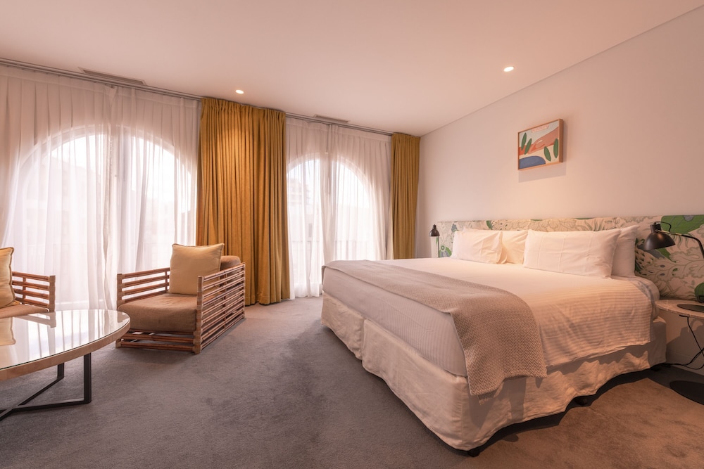ROOM, KING BED, SIDE VIEW