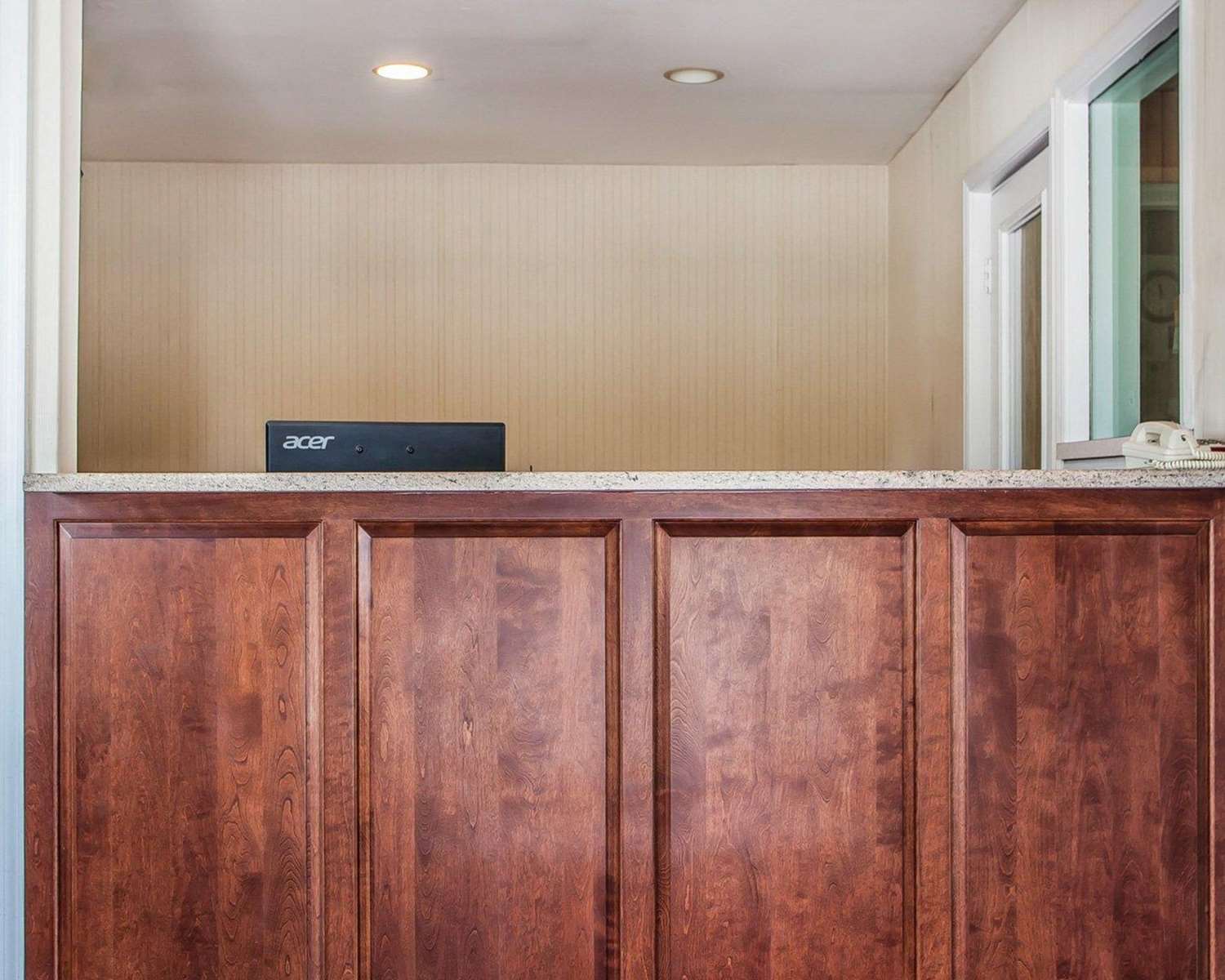 Econo Lodge Douglassville Pottstown 8/33
