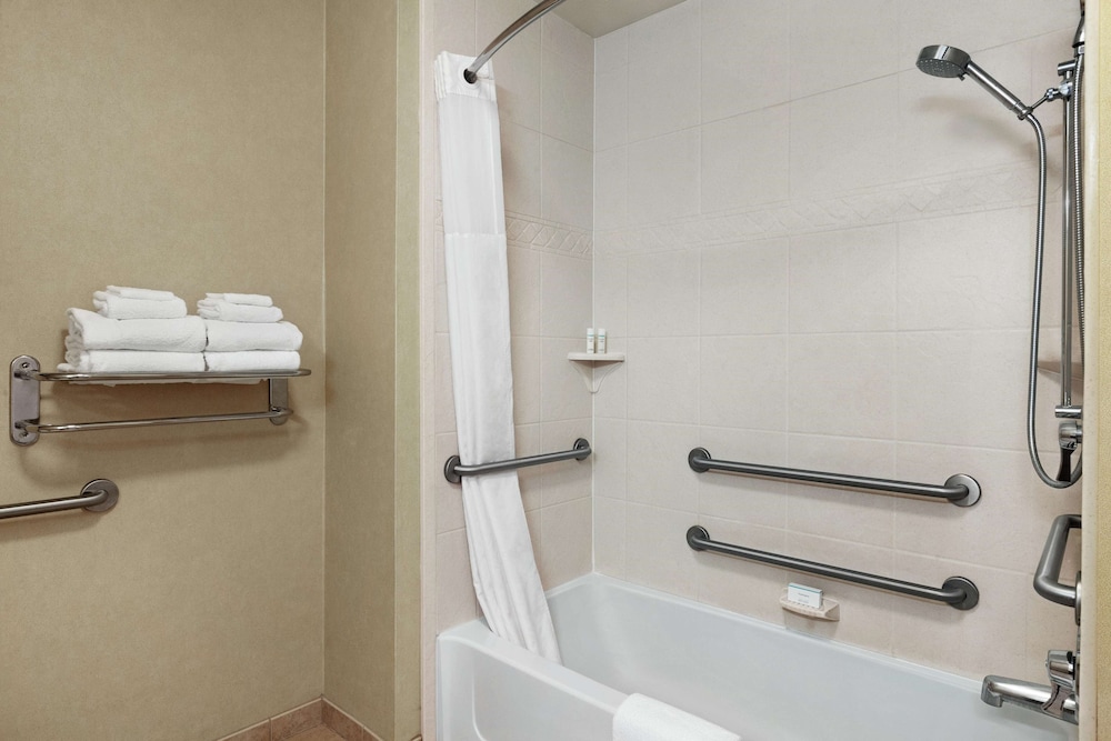 Hampton Inn Suites West Sacramento 25/62