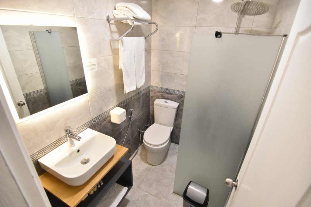 Sandal Hotel 45/45