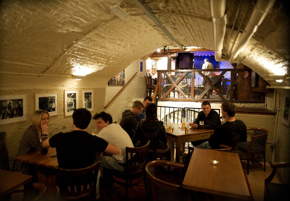 The Bear Hotel 31/33
