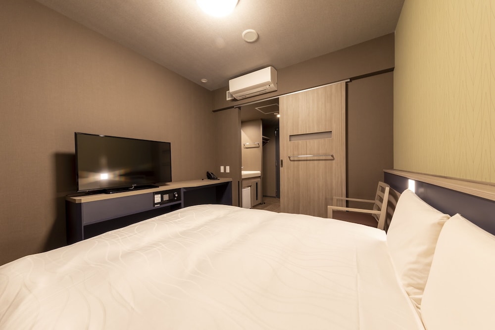 Moderate, Queen Bed