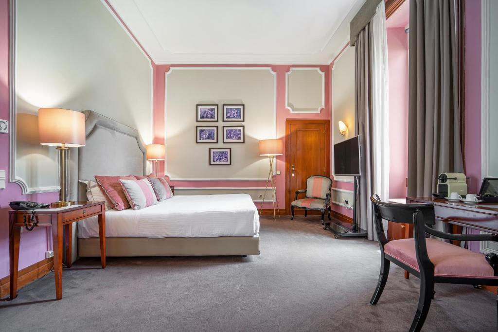 Deluxe, Double or Twin Bed
