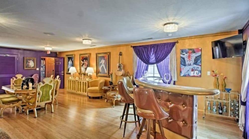 Branson Surrey Inn 57/65