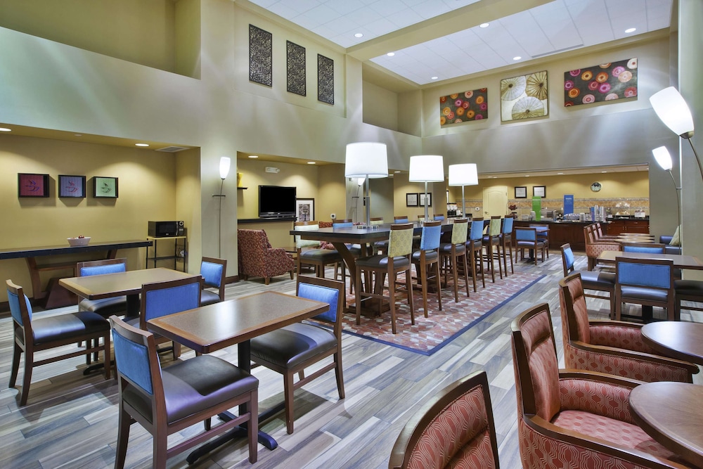 Hampton Inn And Suites Wichita Northeast 24/28