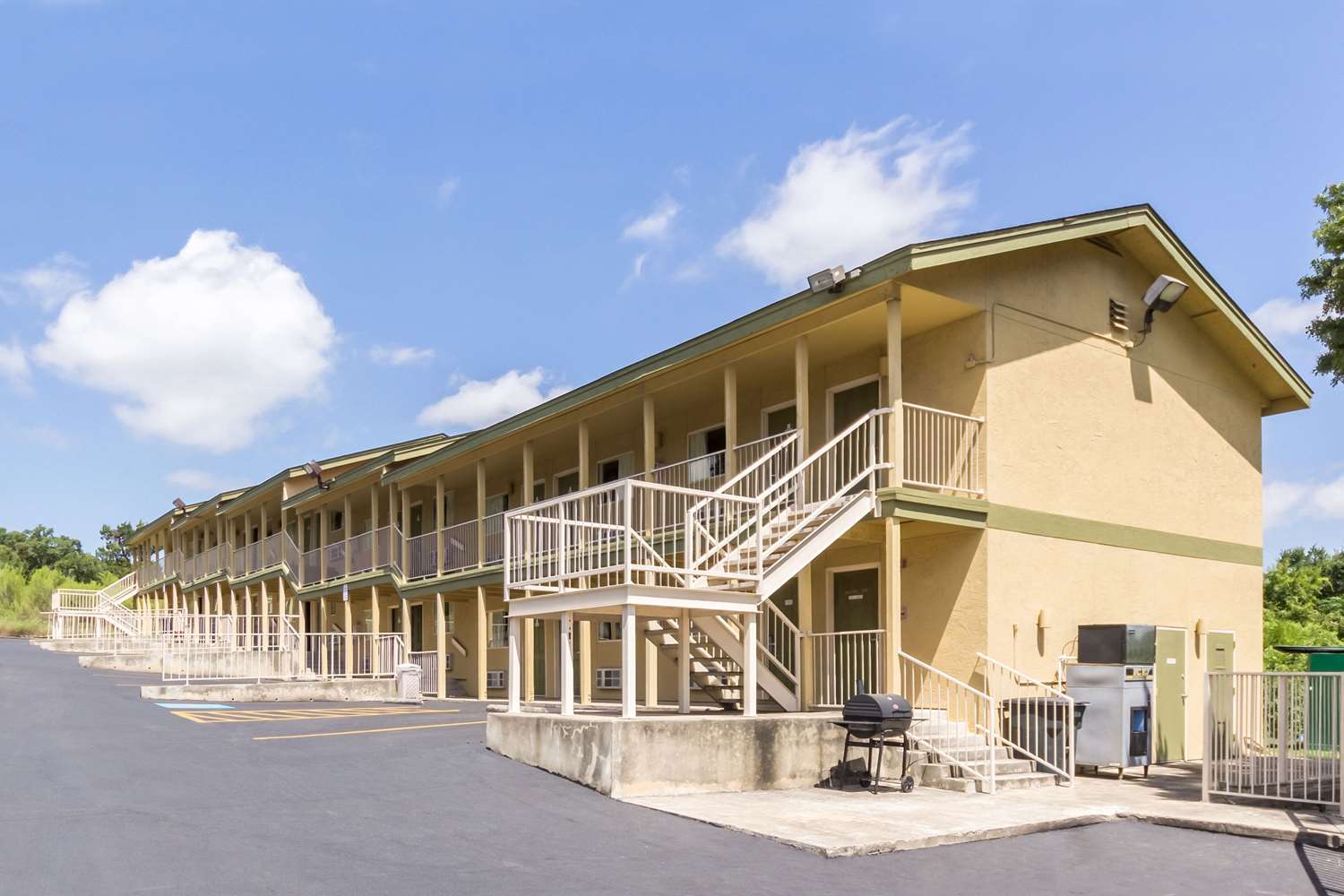 Hillview Inn At Six Flags Fiesta 4/35