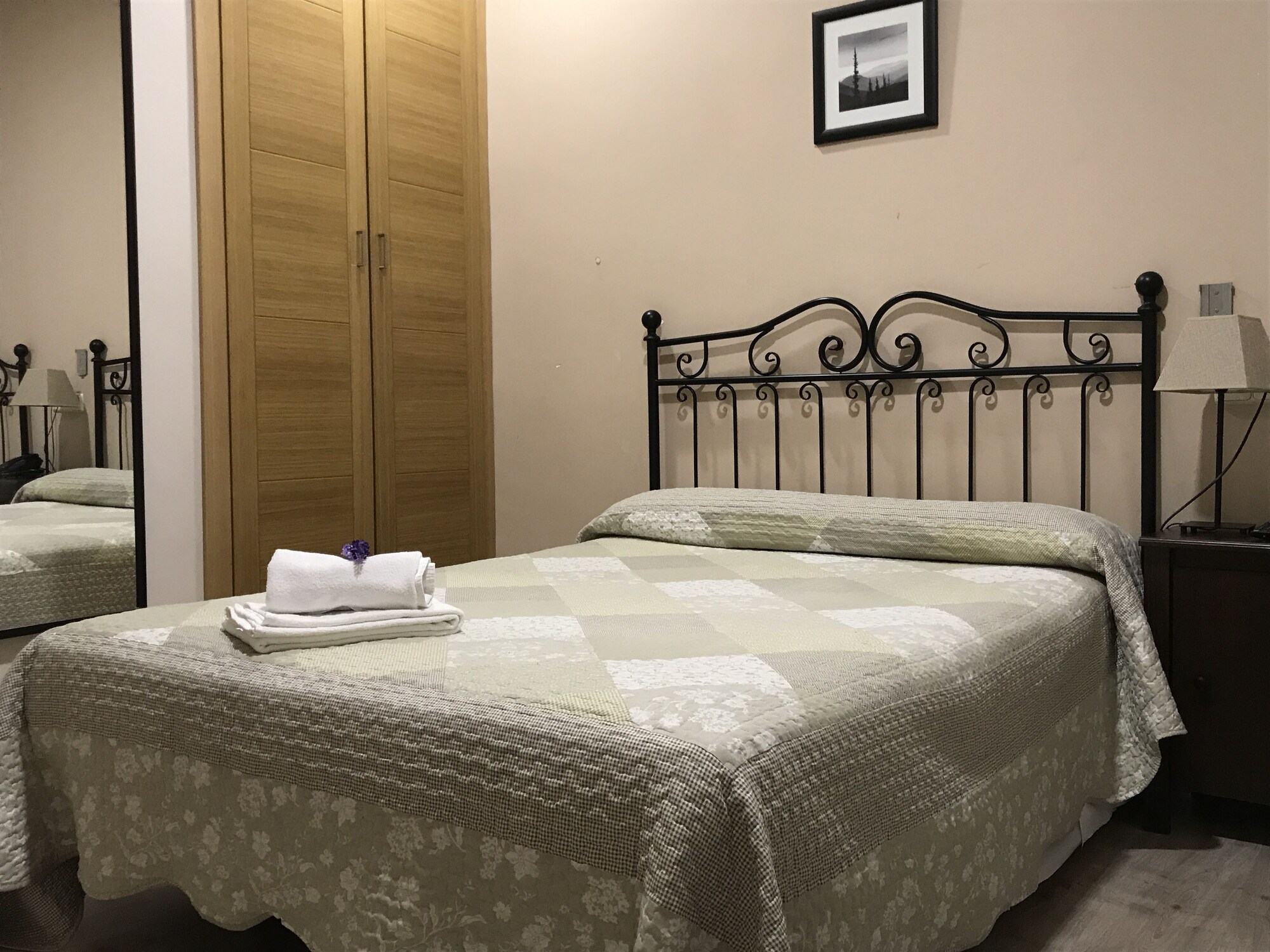 ROOM, SINGLE, PRIVATE BATHROOM