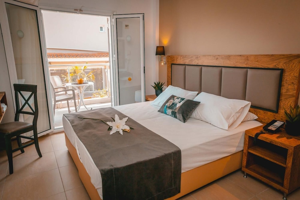 SARANTIS HOTEL 26/69