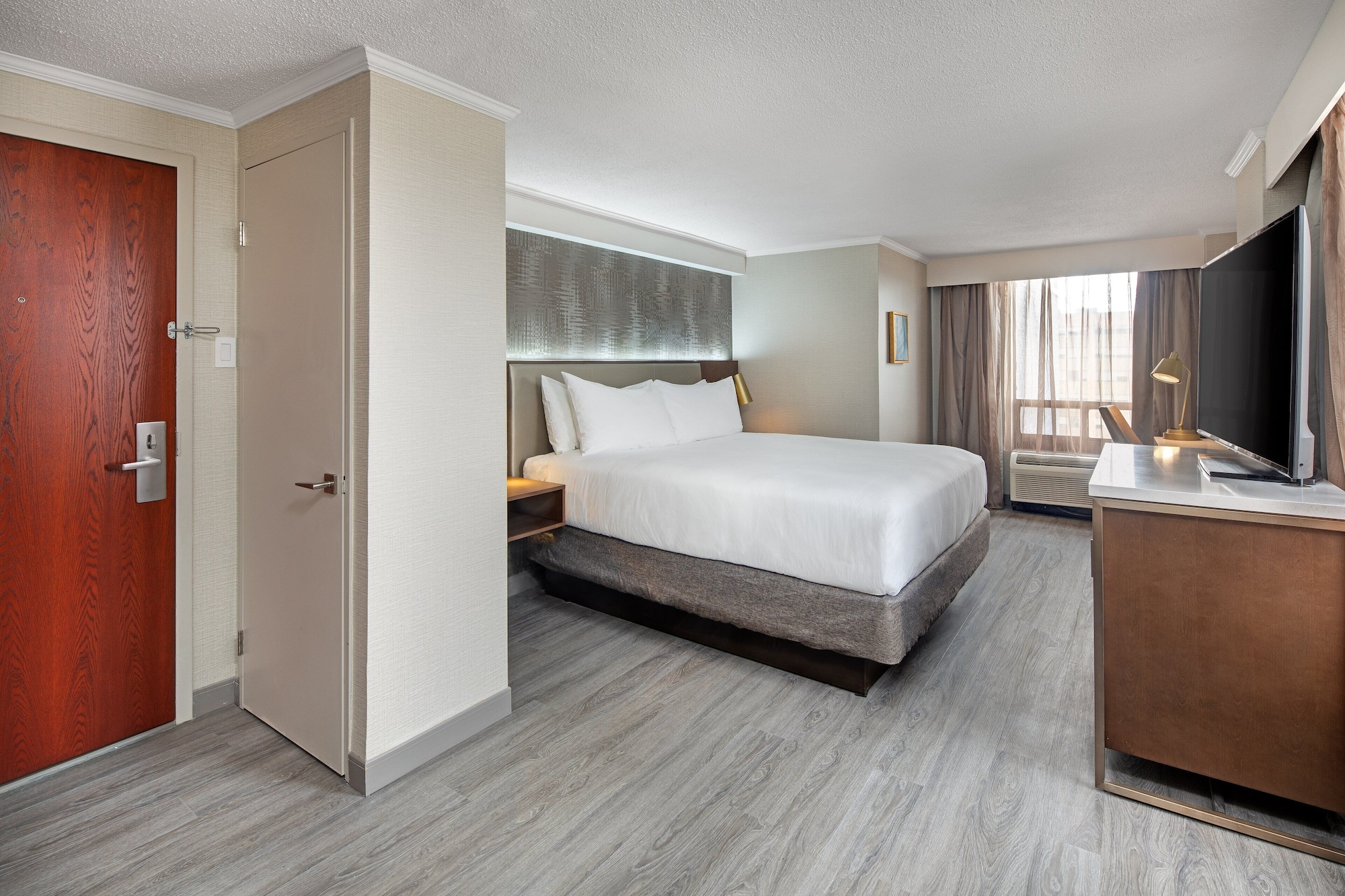 غرفة قياسية بسرير كينج، Crowne Plaza Toronto Airport 5/9