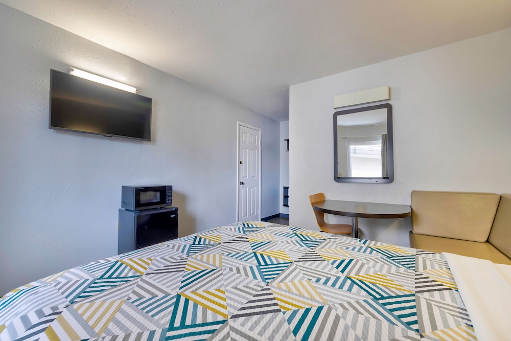 Motel6 Oshkosh, WI 25/67