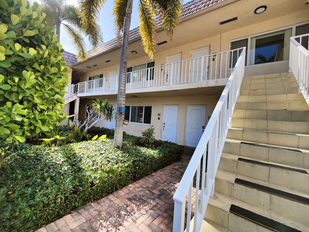 Coco Palms Apartments by Lowkl 23/28