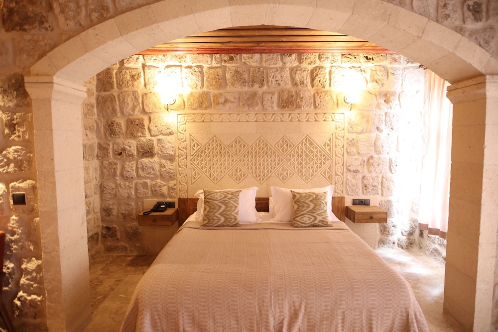 Deluxe, Queen Bed, Valley View
