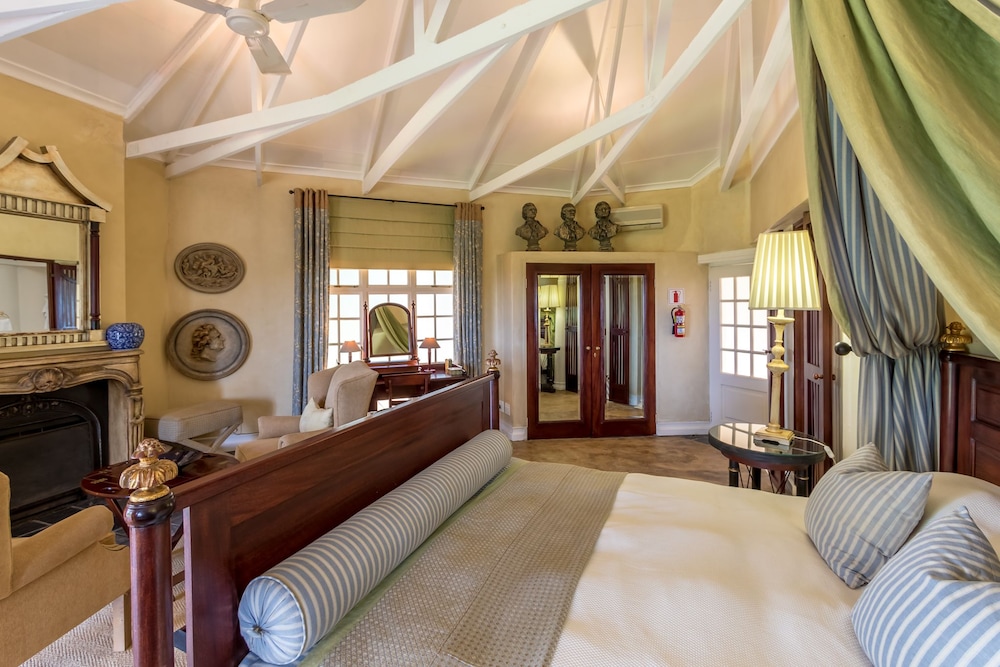 Blue Mountain Luxury Lodge 10/33