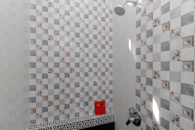 Reddoorz Plus Near Rs Royal Prima 3/17