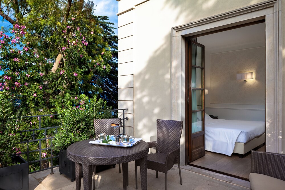The Ashbee Hotel 26/77