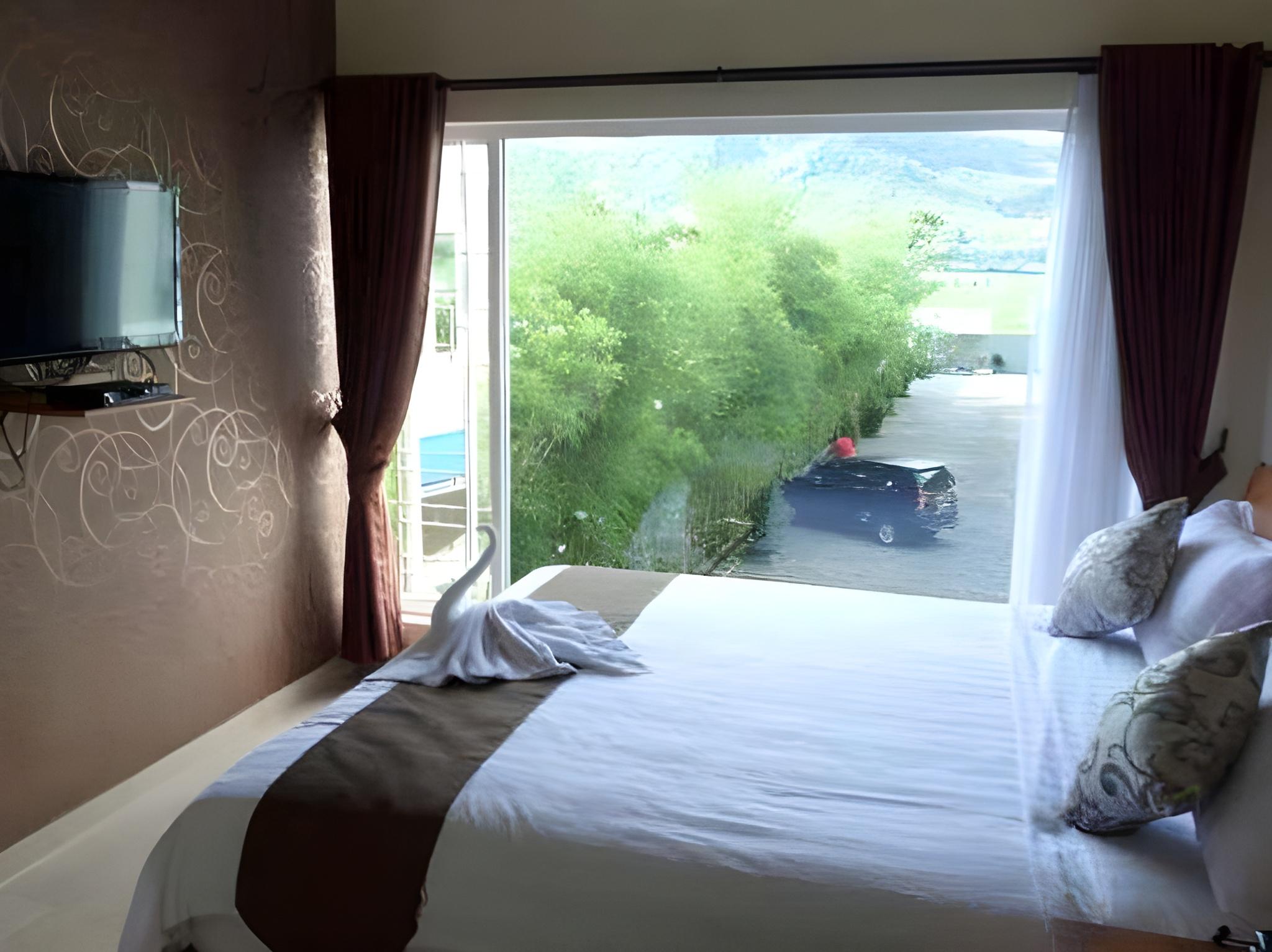 Ambulu Hotel 8/19
