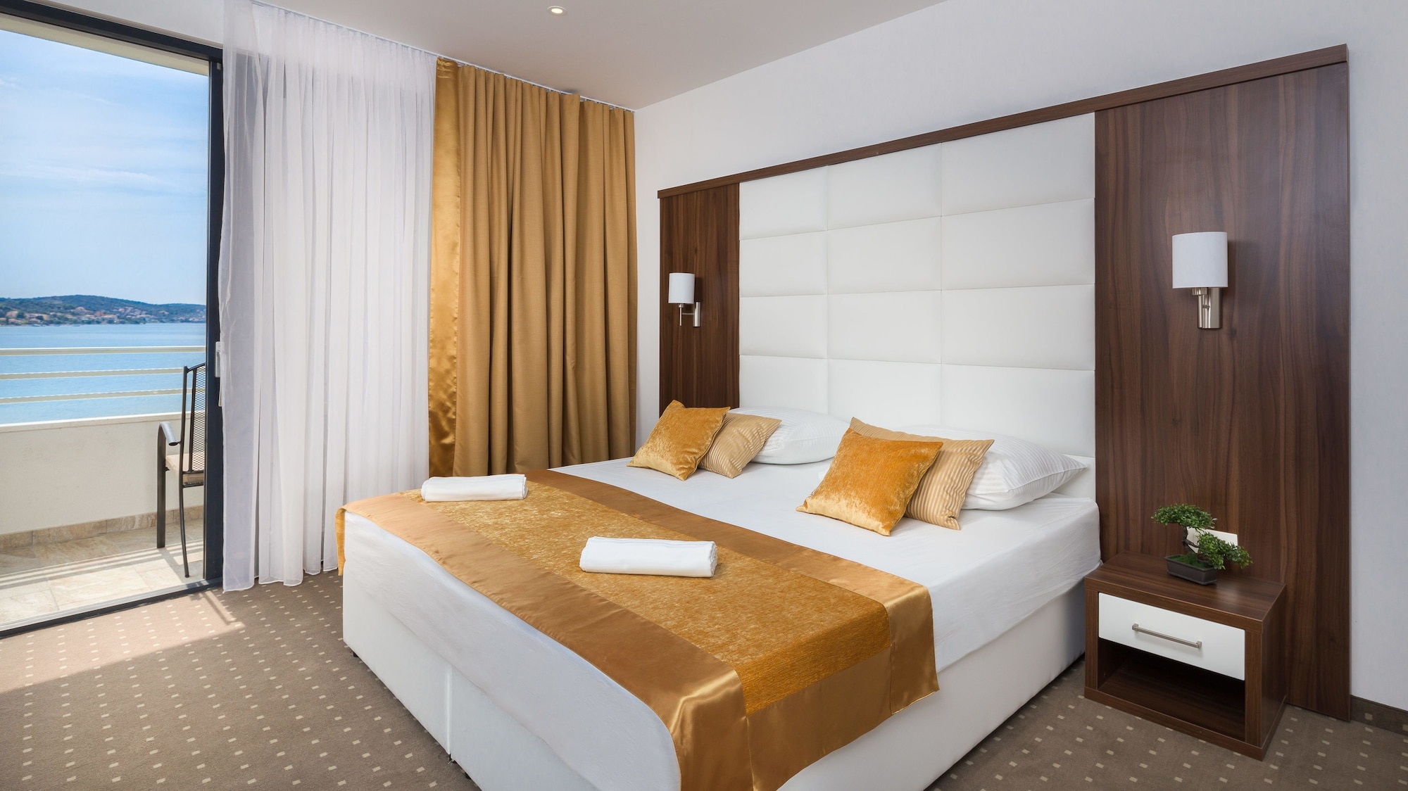 STANDARD, DOUBLE BED, PARTIAL SEA VIEW