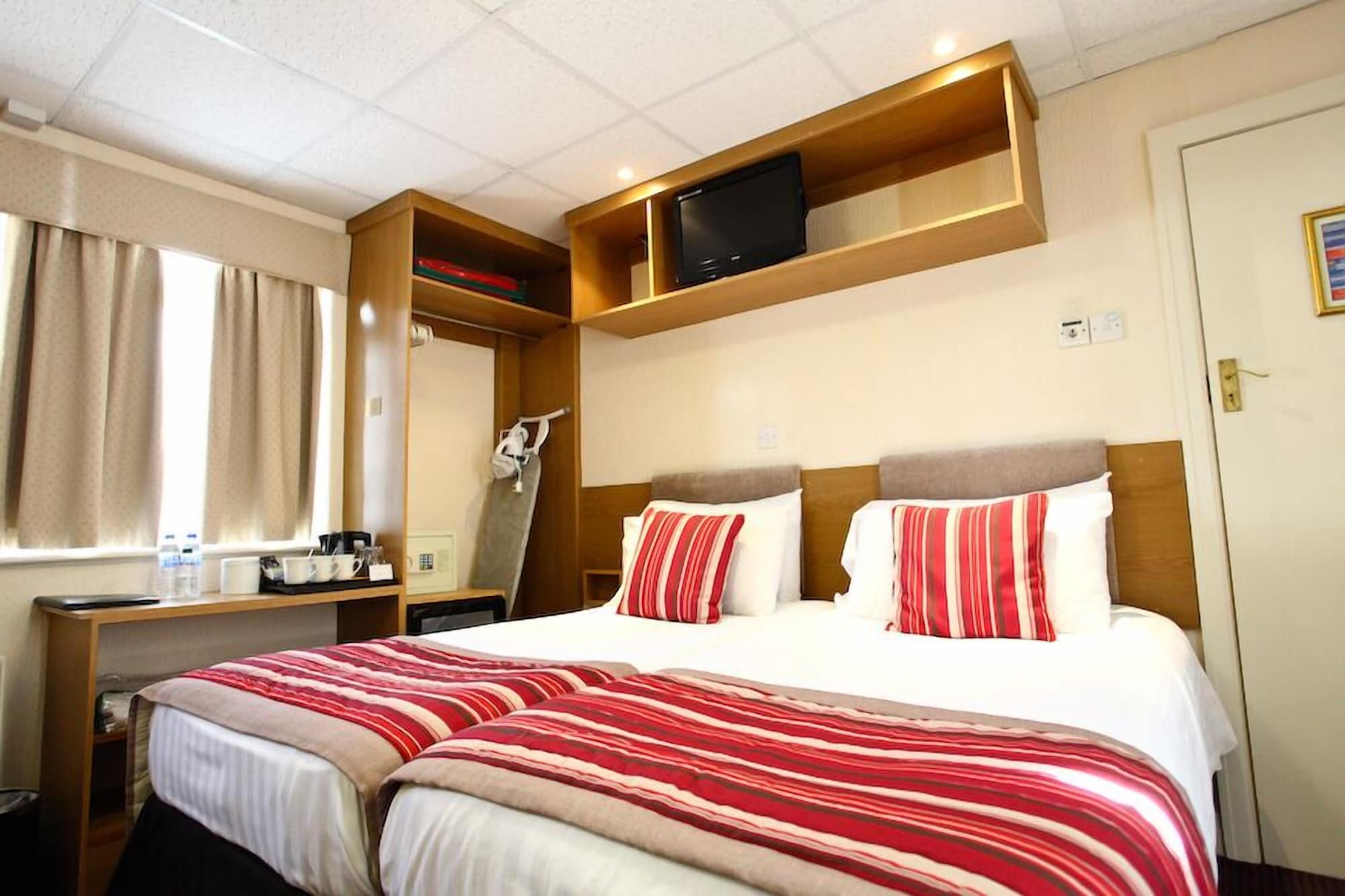 ROOM, DOUBLE BED
