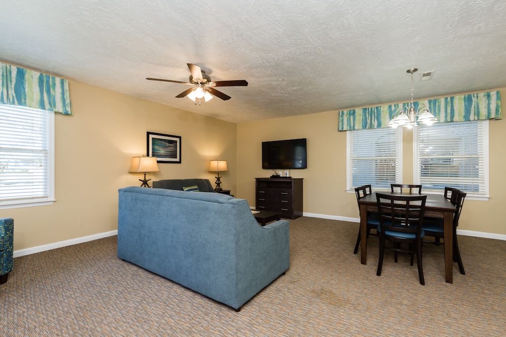 Country Club Villas 33/67