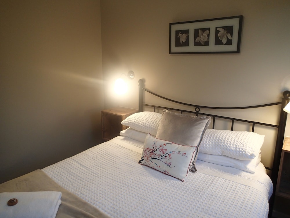 DUNGOWAN HOLIDAY ACCOMODATION 10/75