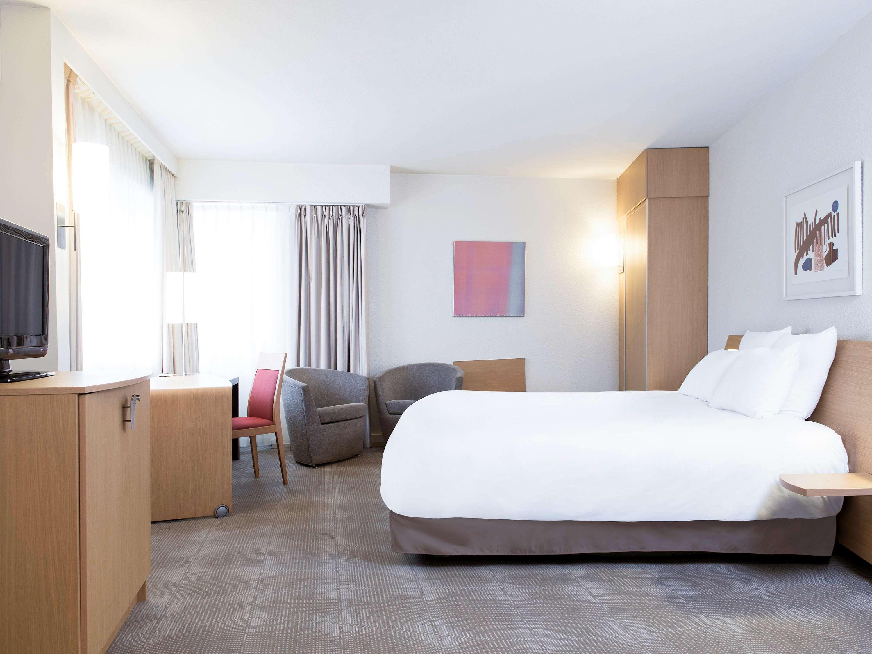 STANDARD, QUEEN BED, SOFA