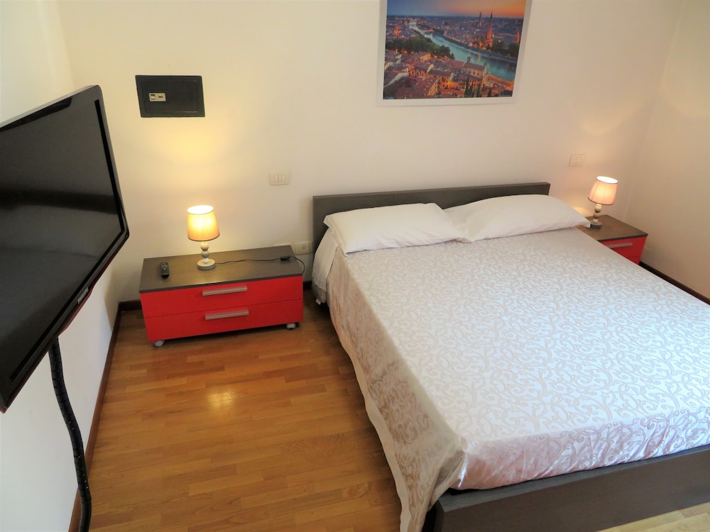 1 BEDROOM, APARTMENT, KITCHENETTE