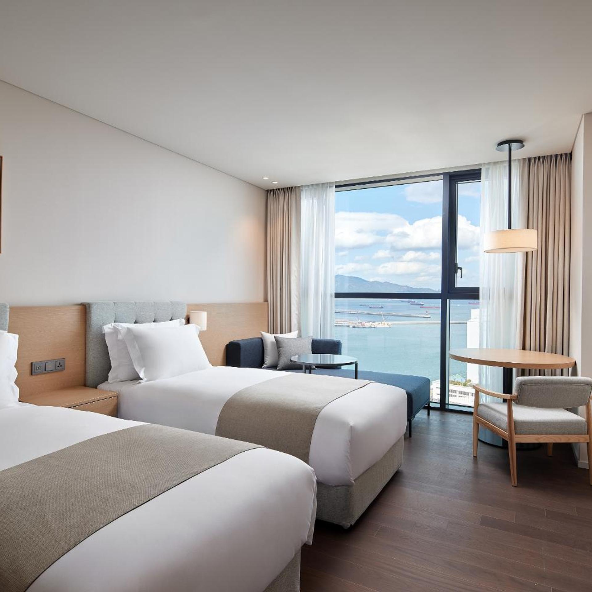 Olive, Deluxe, Twin Beds, Ocean View