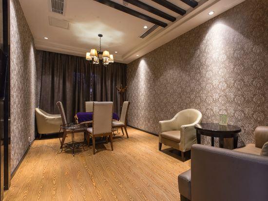 Astral Hotel 24/30