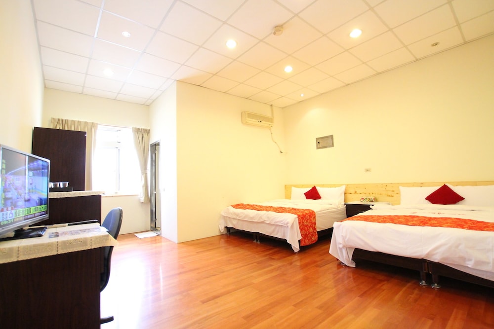 STANDARD, QUADRUPLE, 2 DOUBLE BEDS, NO WINDOW
