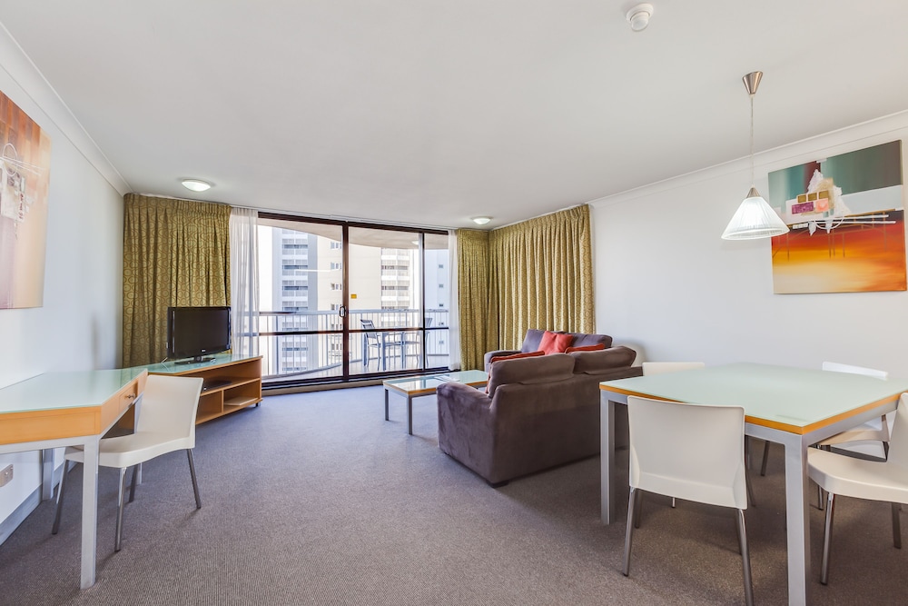 Hillcrest Apartment Hotel 37/49