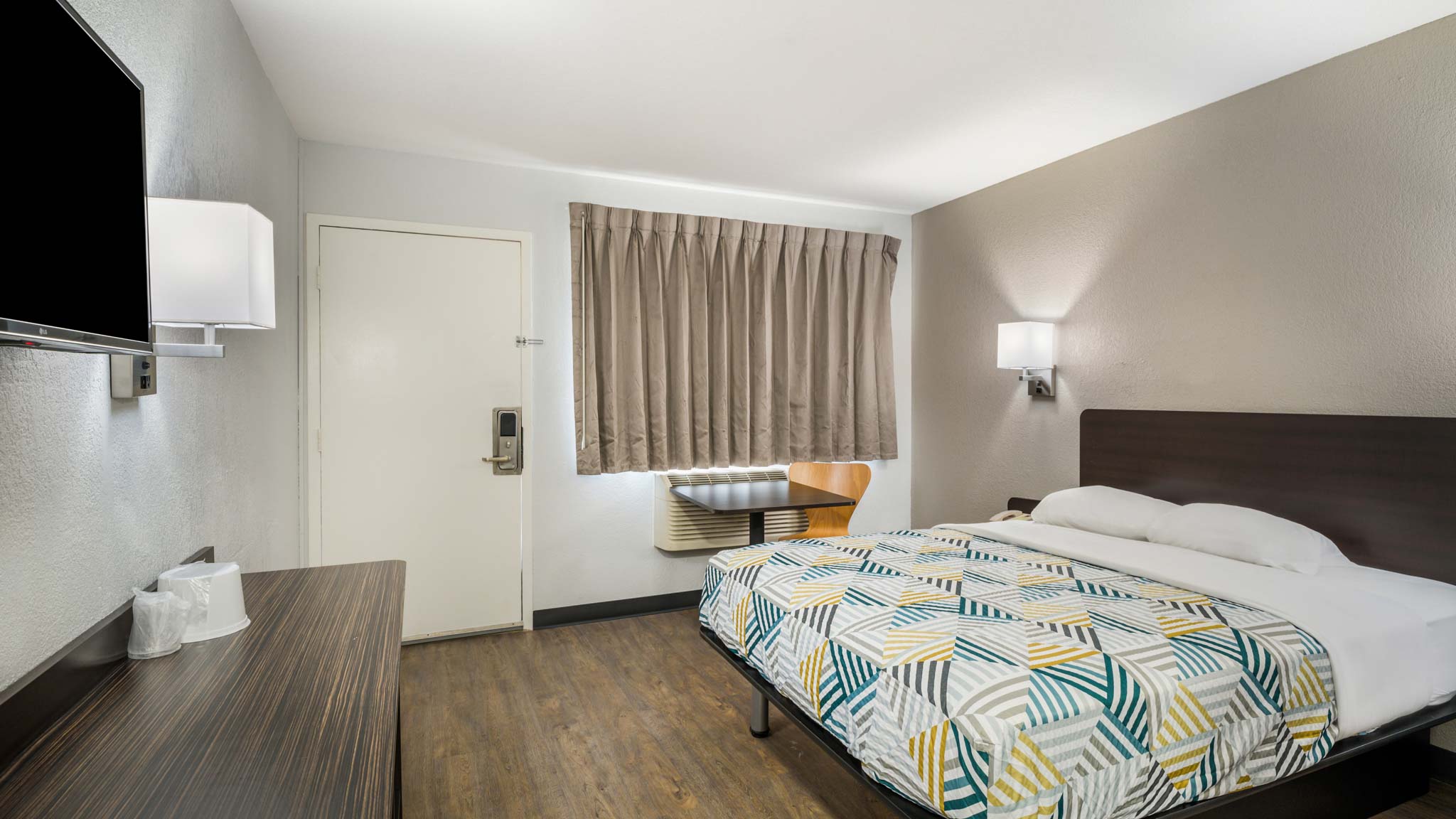 1 Queen Bed - Smoking, Micfridge