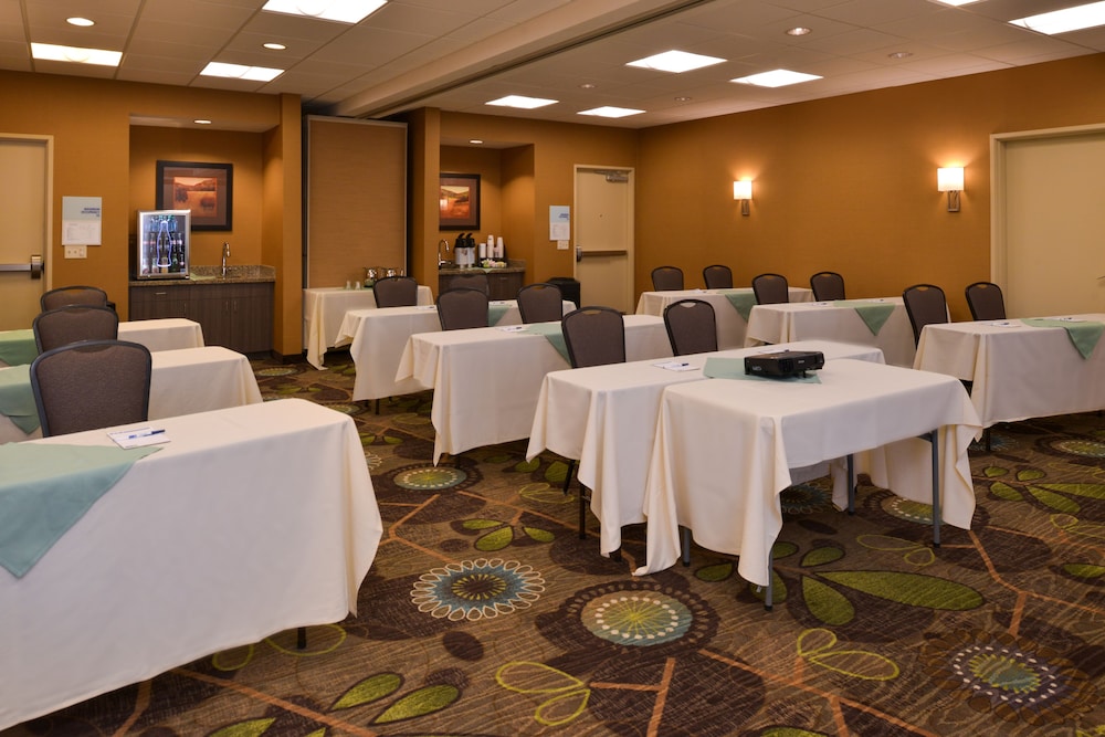 Holiday Inn Express Suites Pocatello 71/97