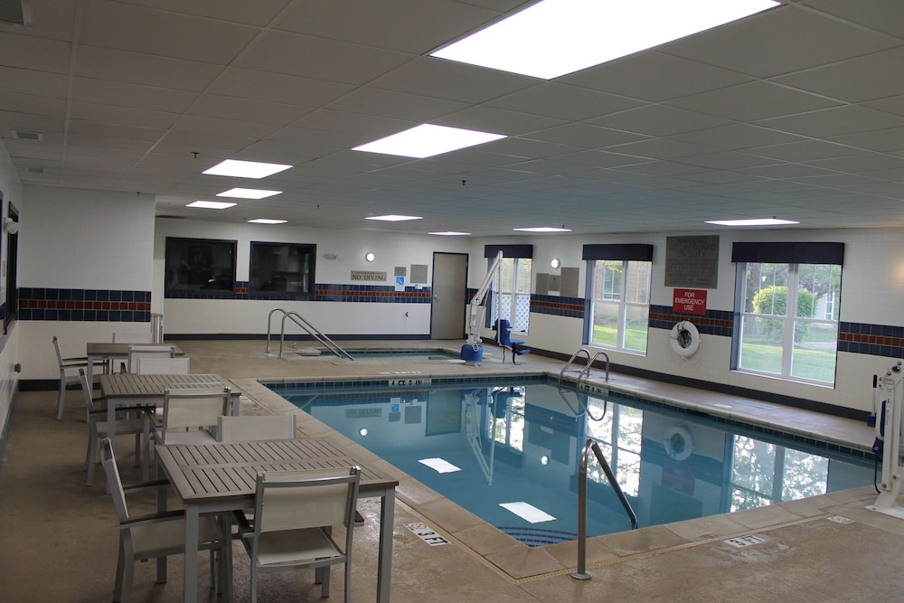 Country Inn & Suites by Radisson, Crystal Lake, IL 4/42